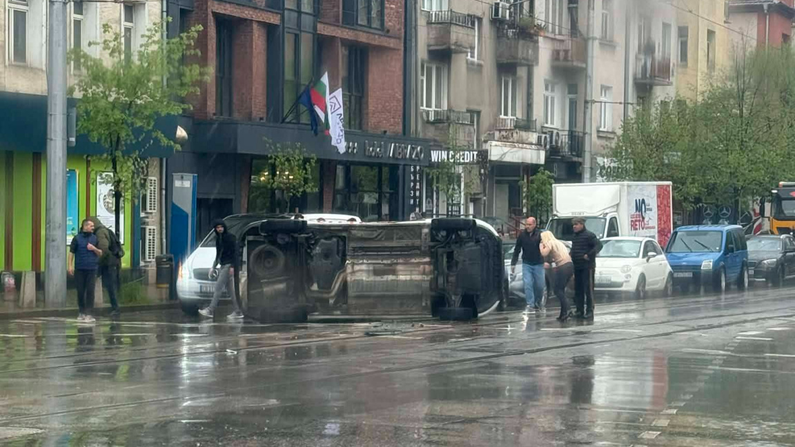 Катастрофа в София: Линейка се преобърна след сблъсък с кола
