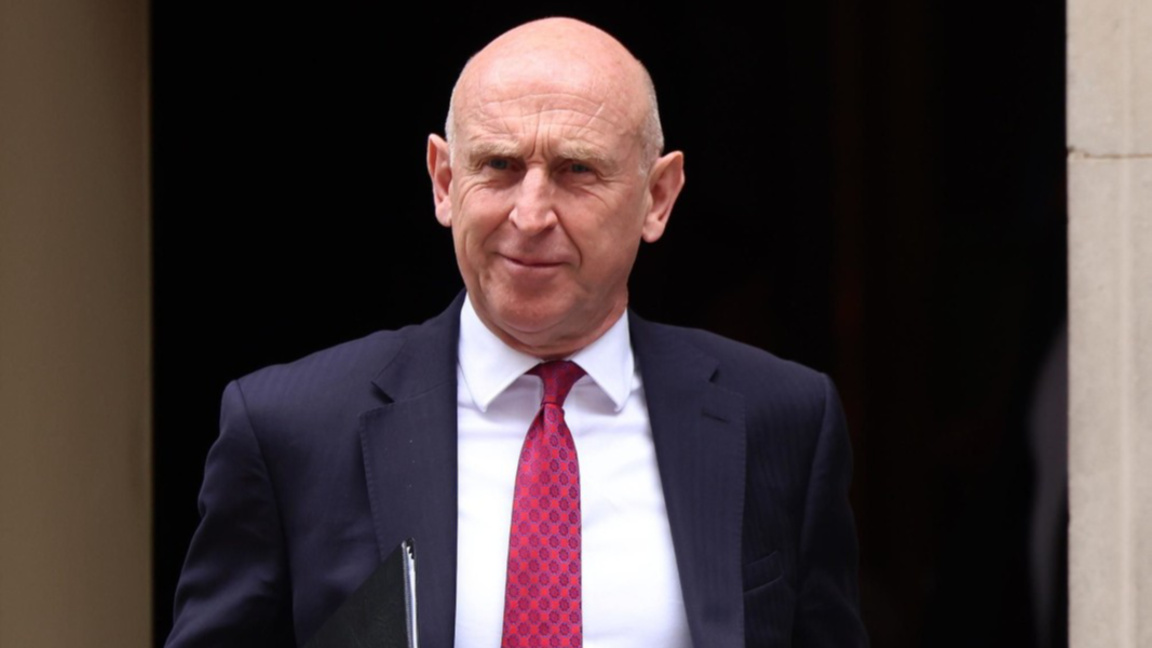 Министърът на отбраната на Великобритания Джон Хийли