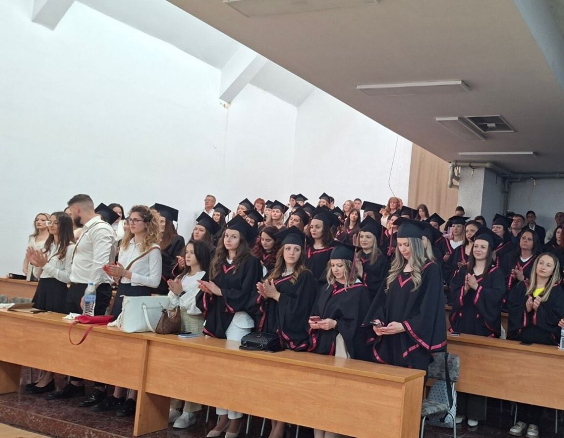 665 абсолвенти от Факултета по педагогика на ЮЗУ „Неофит Рилски“ получиха дипломите си на тържествена церемония