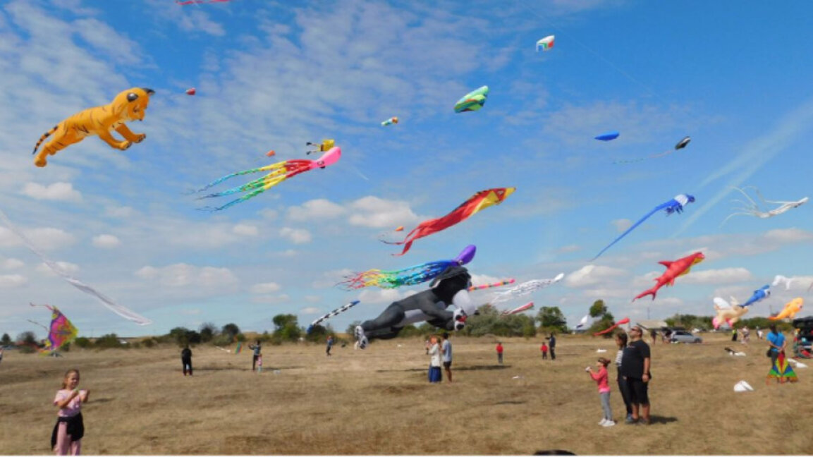 “Niños grandes” hacen volar sus cometas sobre la playa de Shabla