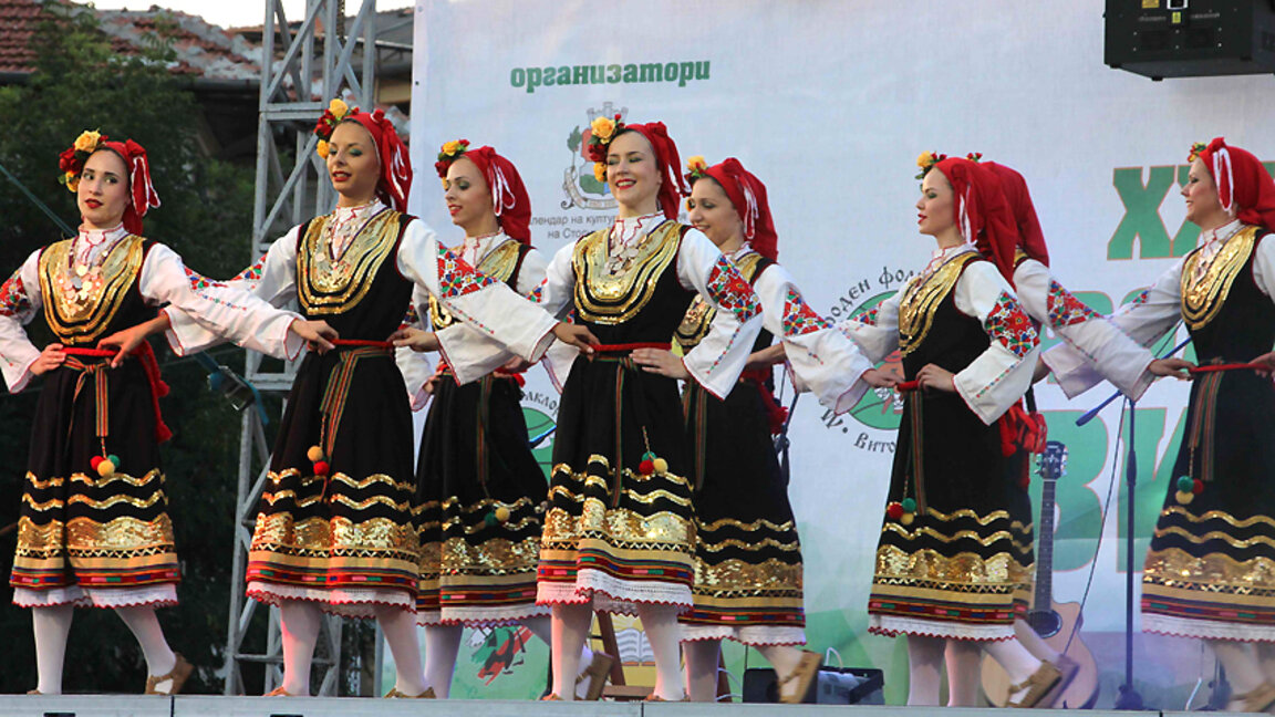 Folklore festival at the foot of Vitosha Mountain gathers performers from nine countries