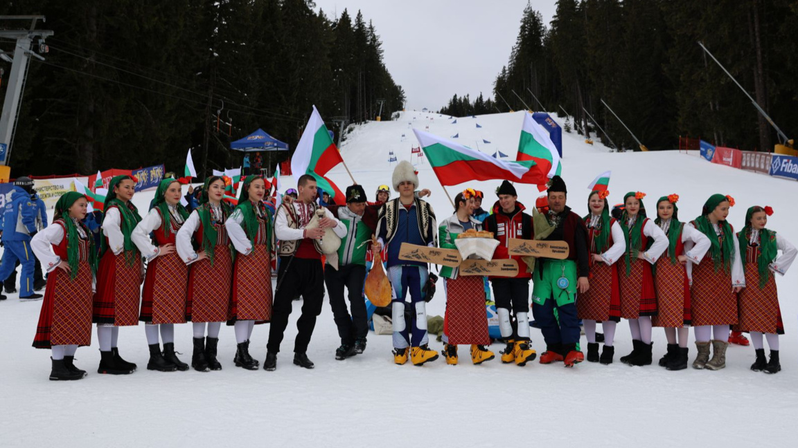 Тервел и Малена Замфирови и Александър Кръшняк на пистата в Банско.