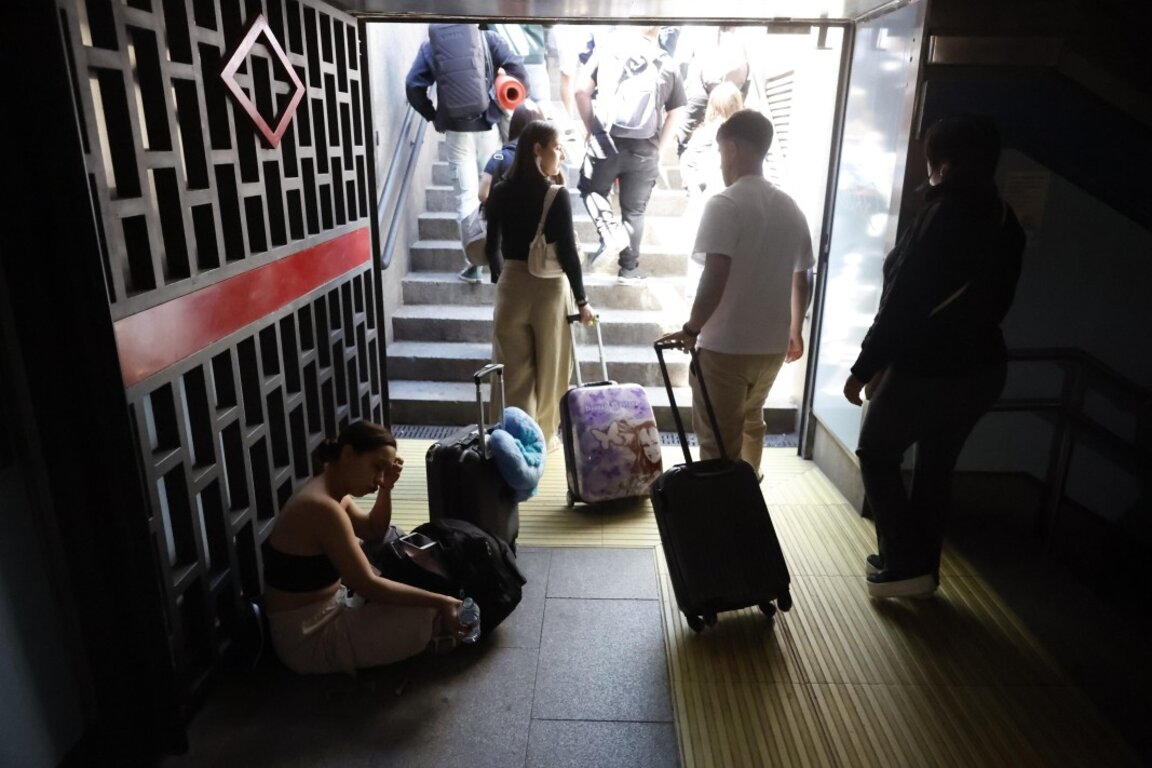 Хората напускат станция на метрото след прекъсването на тока, Мадрид, Испания, 28 април 2025 г.