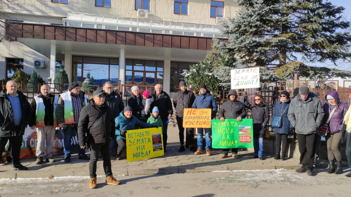 Протест срещу проекта за фотоволтаичната централа до Сухиндол, която е планирано да се изгради върху 11 хил. декара.