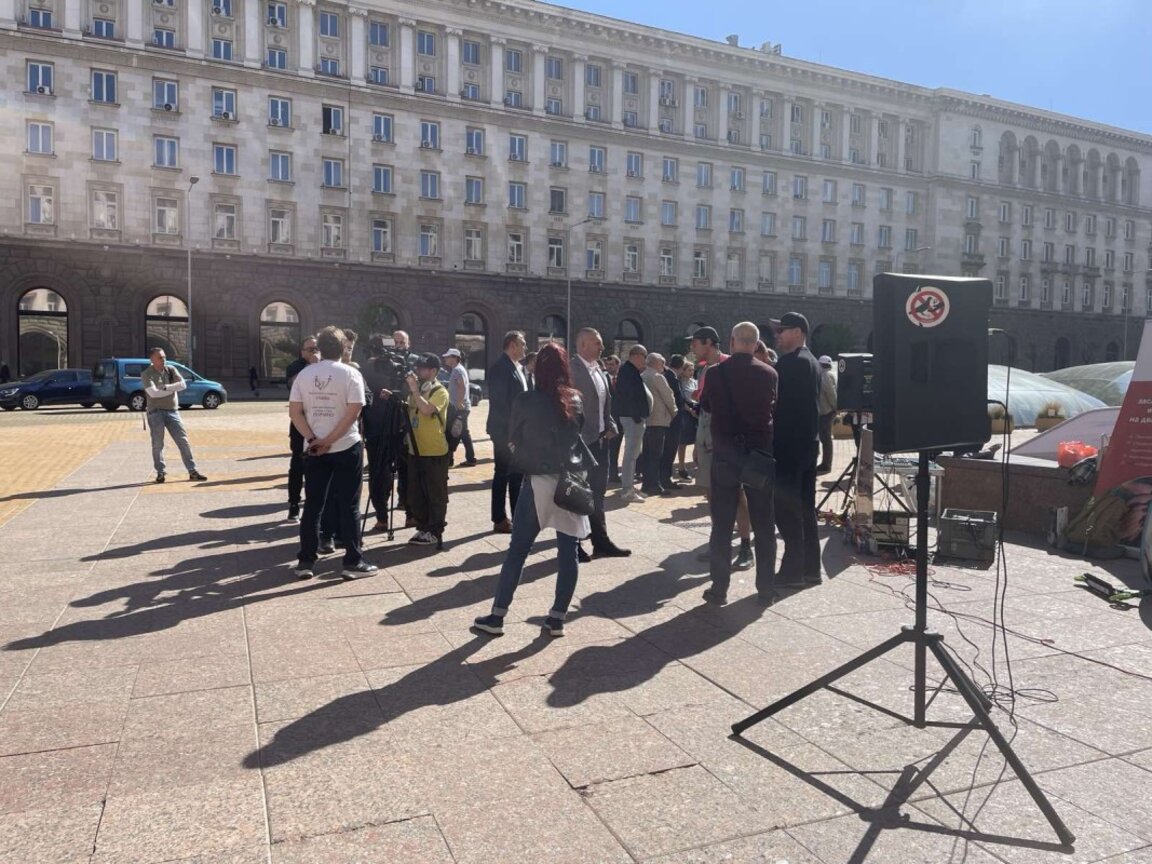 Демонстрации за и против промените в Семейния кодекс се проведоха в София