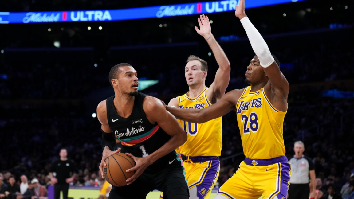 Виктор Уембаняма (с топката) има шансове да стане най-младият MVP в историята.