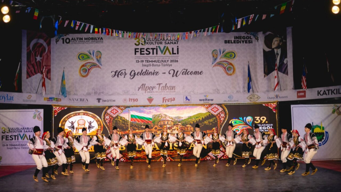“Gül vadisi” halk dansları topluluğunun İnegöl'deki performansı