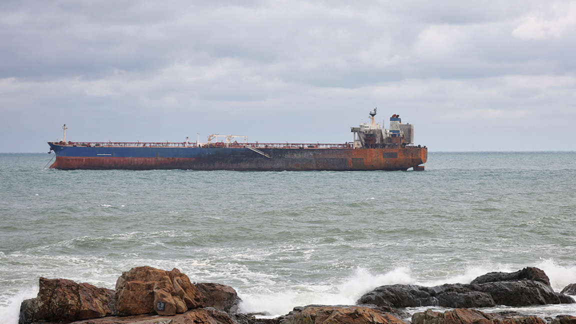 България пита Турция за танкера "Кайрос", изоставен в български води
