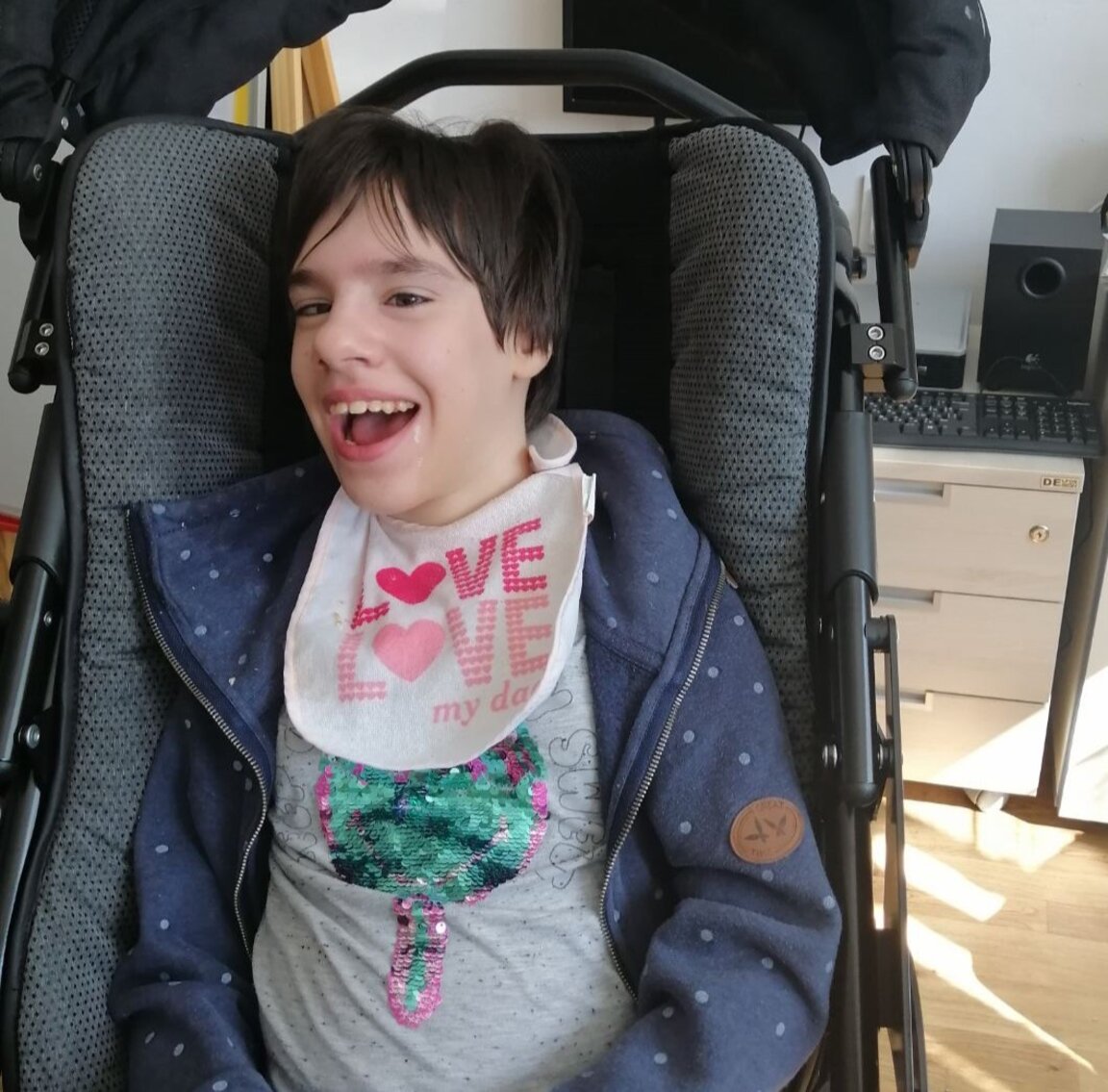 Симонка има нужда от терапия с процедури, които не трябва да се прекъсват. Средствата от „Българската Коледа“ отиват основно за рехабилитация, физиотерапия, кинезитерапия, консултации с логопед.