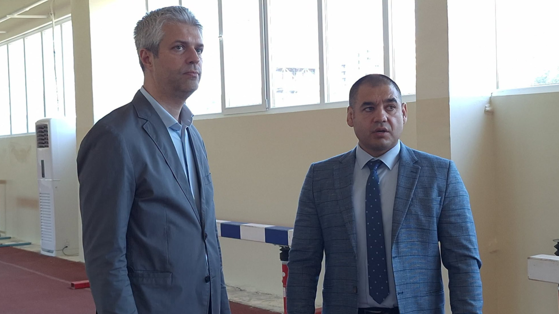 Кметът Благомир Коцев видя резултата от ремонта на СК  "Локомотив"  (ВИДЕО)