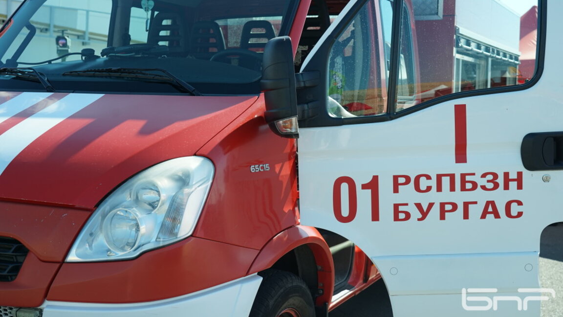 Четири пожара в Бургаско през уикенда, един от тях засегна пет автомобила