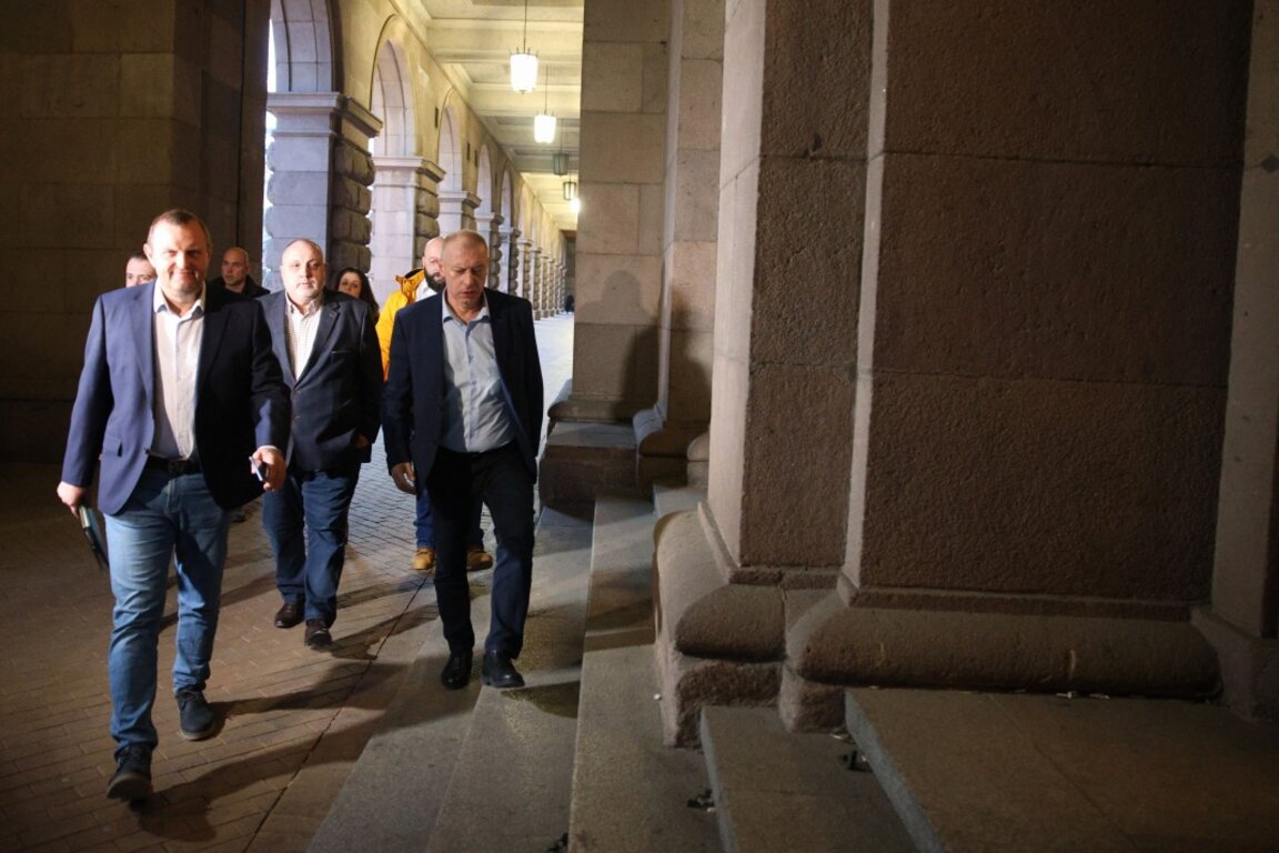 Представители на земеделски браншови организации влизат на среща с министър-председателя Николай Денков в Министерския съвет - София, 7 февруари 2024