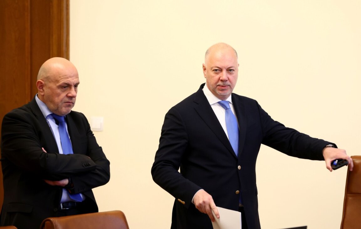 Министър-председателят Росен Желязков (вдясно) и вицепремиерът Томислав Дончев по време на заседанието на МС на 20 август 2025 г.