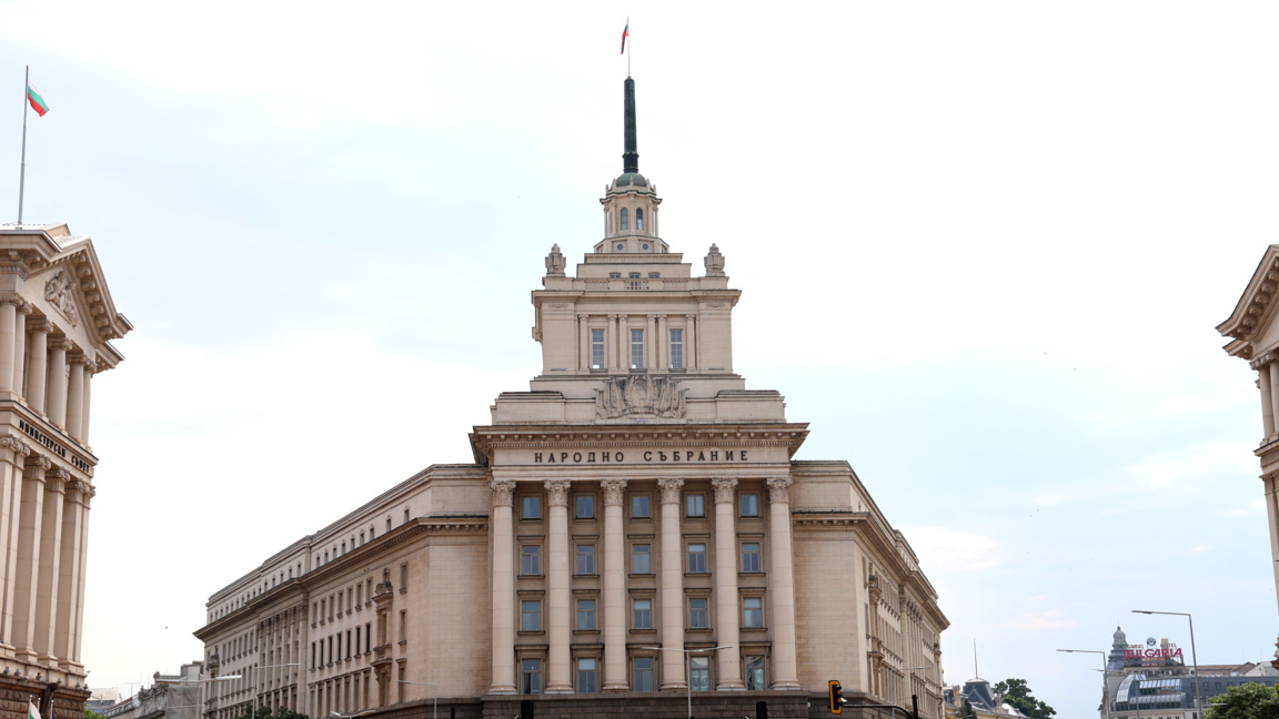 НС решава за замразяване на заплатите в бюджетната сфера