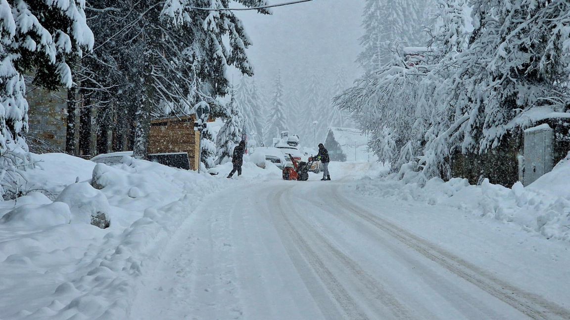 Сняг вали по високите части на Родопите