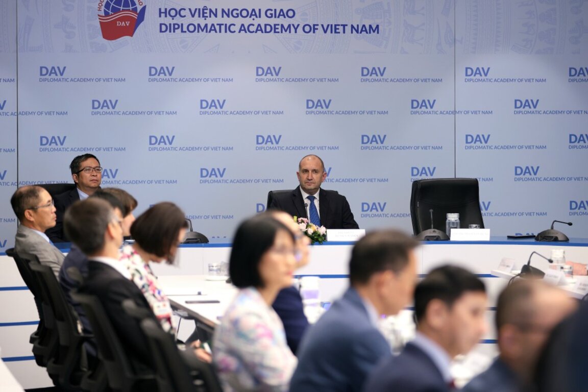 Радев изнесе лекция в Дипломатическата академия на МВнР във Виетнам