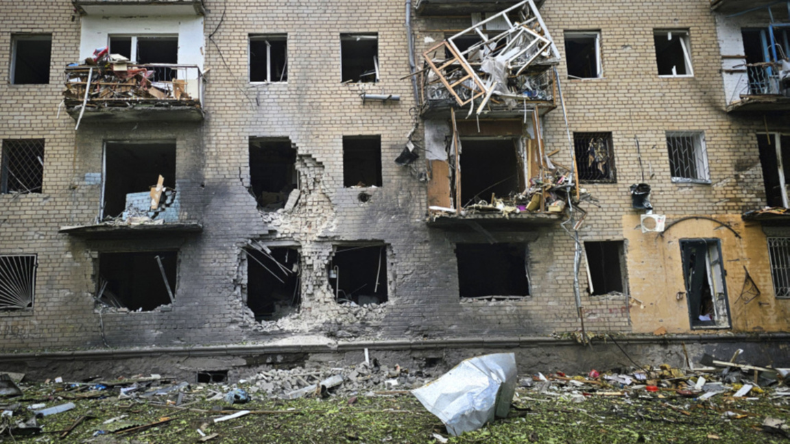 Опустошена жилищна сграда в Херсон, 15 май 2024 г.