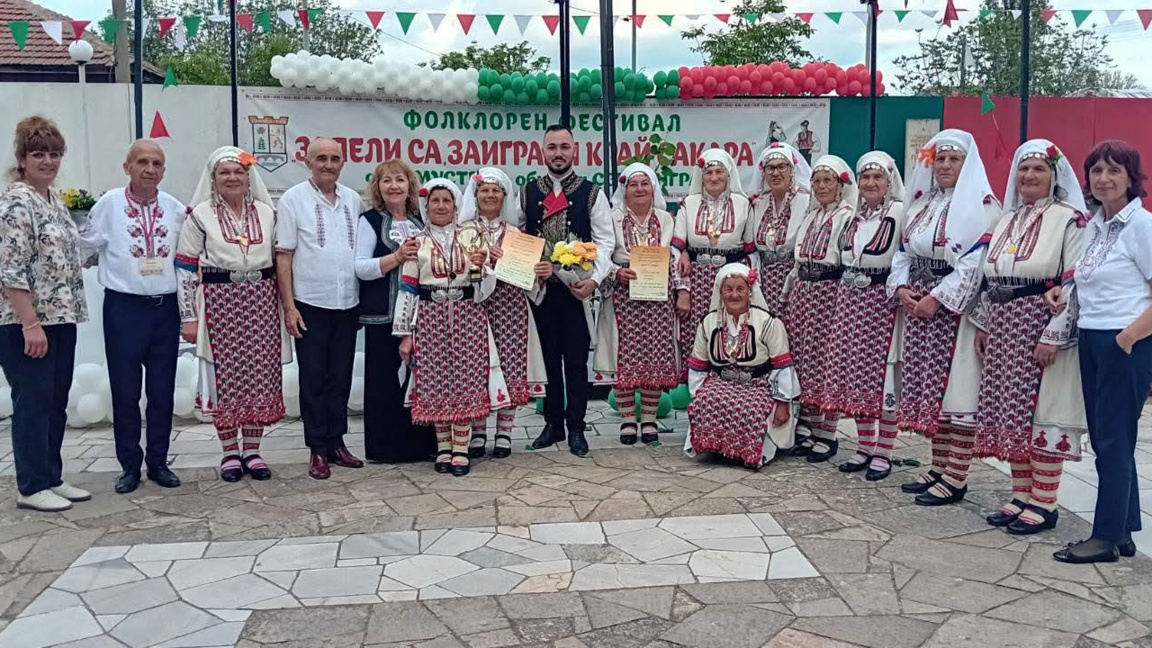 Фолклорната група от Свирачи триумфира на фестивал в Мустрак