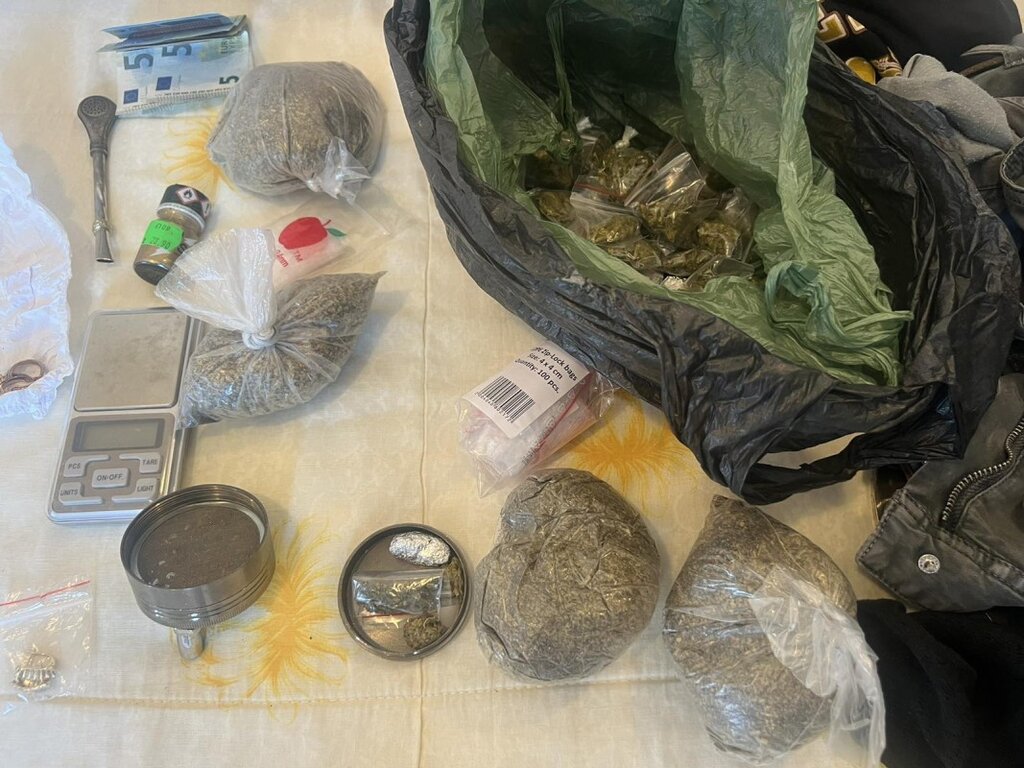 Наркотици и златни накити открити при полицейска проверка в Слънчев бряг