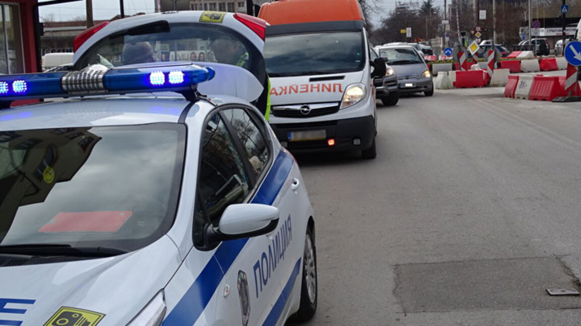 Жена почина, блъсната на пешеходна пътека, мъж е в болница