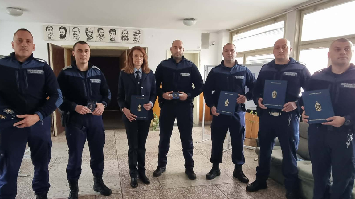 Полицаите от Ямбол даряват наградата си на спасеното дете и сестра му