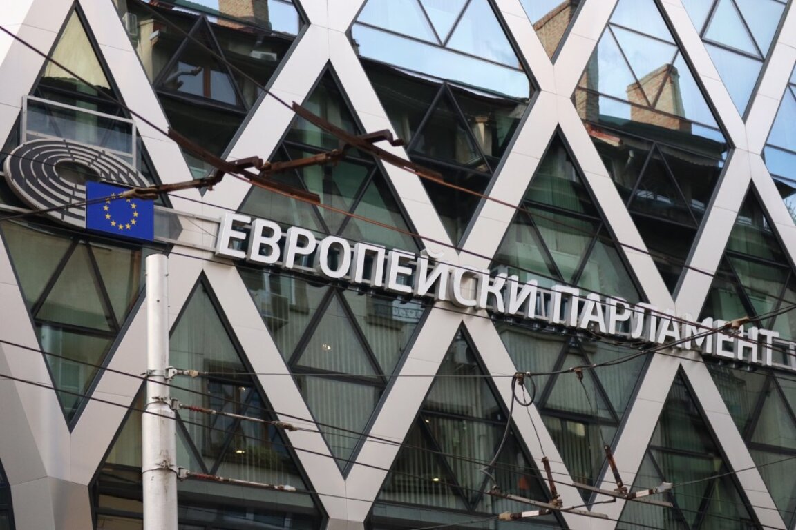 Шестима са с обвинения след погрома по фасадата на Европейския парламент в София