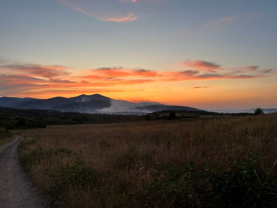 Спасени са Граничак и Дъбравка, но гори терен към връх Кокошевец