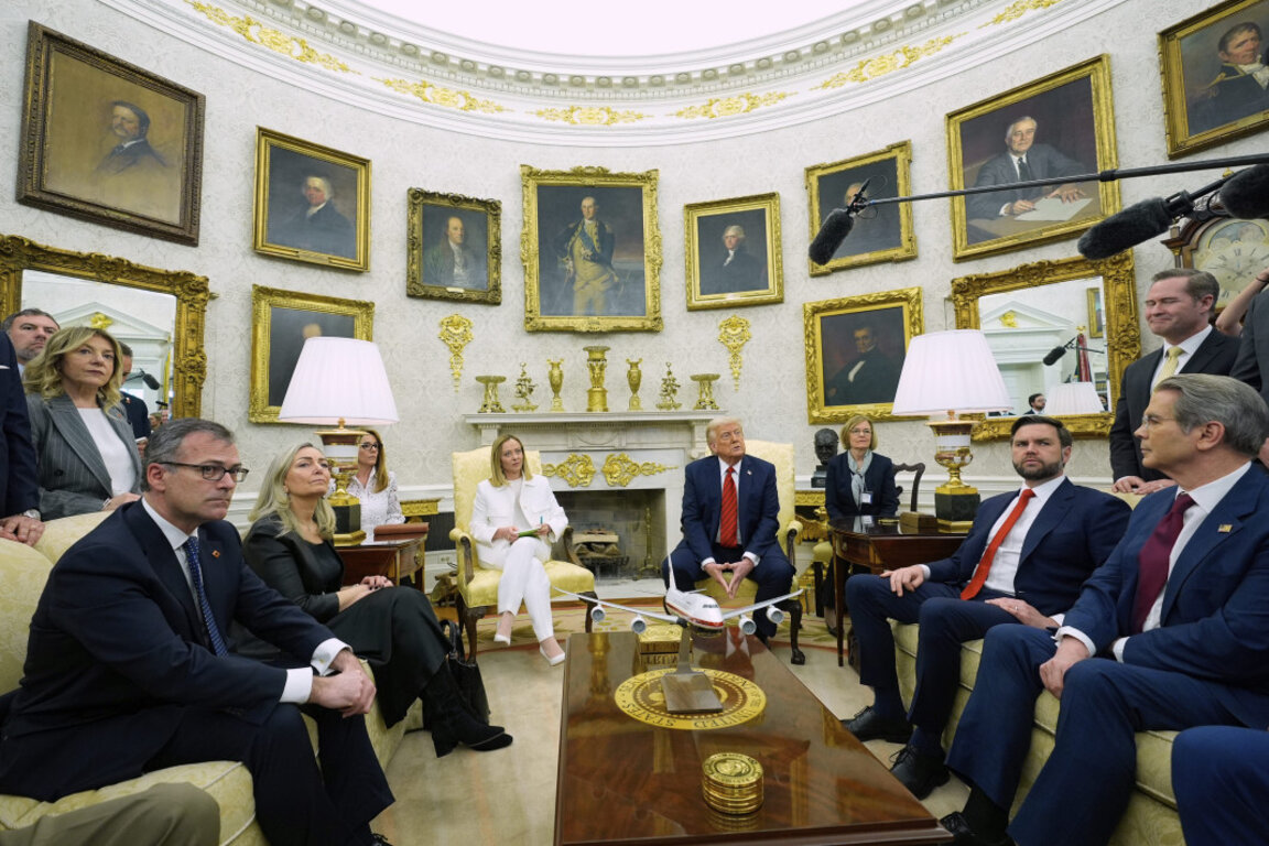 Президентът Доналд Тръмп се среща с министър-председателя на Италия Джорджа Мелони в Овалния кабинет на Белия дом, 17 април 2025 г.
