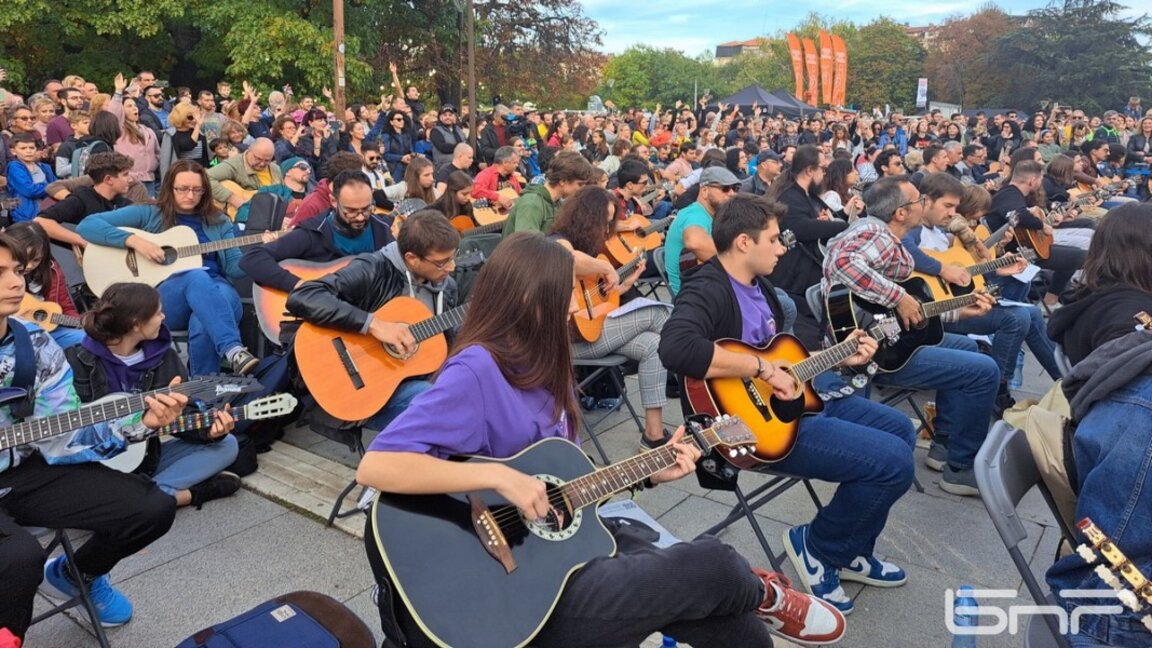 Εκατοντάδες κιθαρίστες έπαιξαν το κομμάτι «Όρκος» του Κύριλ Μάριτσκοβ