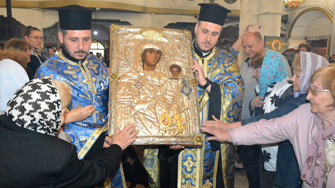 El icono milagroso “Santísima Virgen María - Manzana de Oro” se expone en Haskovo