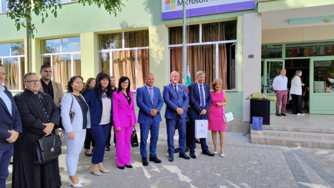 Проф. Галин Цоков удари звънеца в ОУ "Христо Смирненски" в Раковски