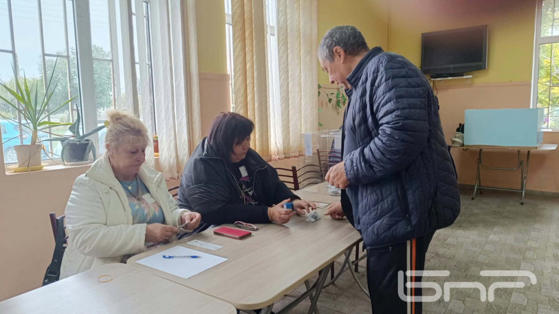 Страхът от машинното гласуване затруднява избирателите в село Ястребово