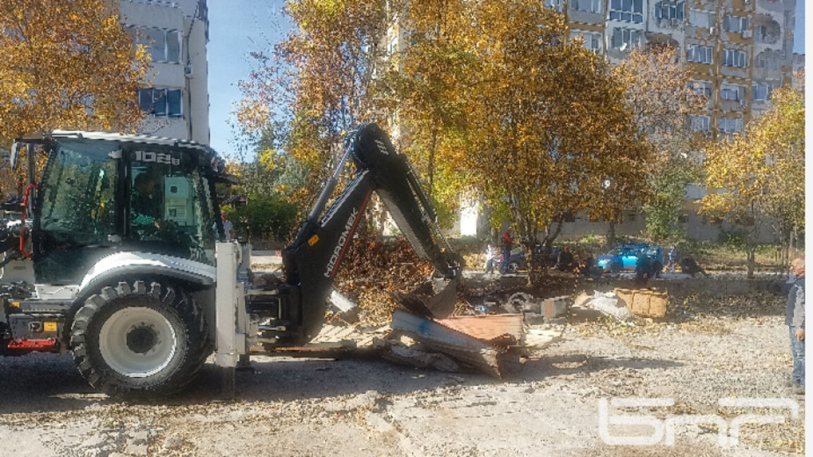 Продължава премахването на незаконни гаражи в Кърджали