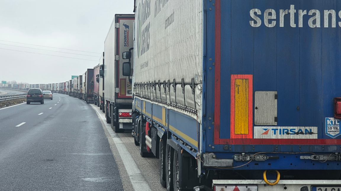 Intensiver Verkehr an zwei Grenzübergängen an der Grenze zur Türkei