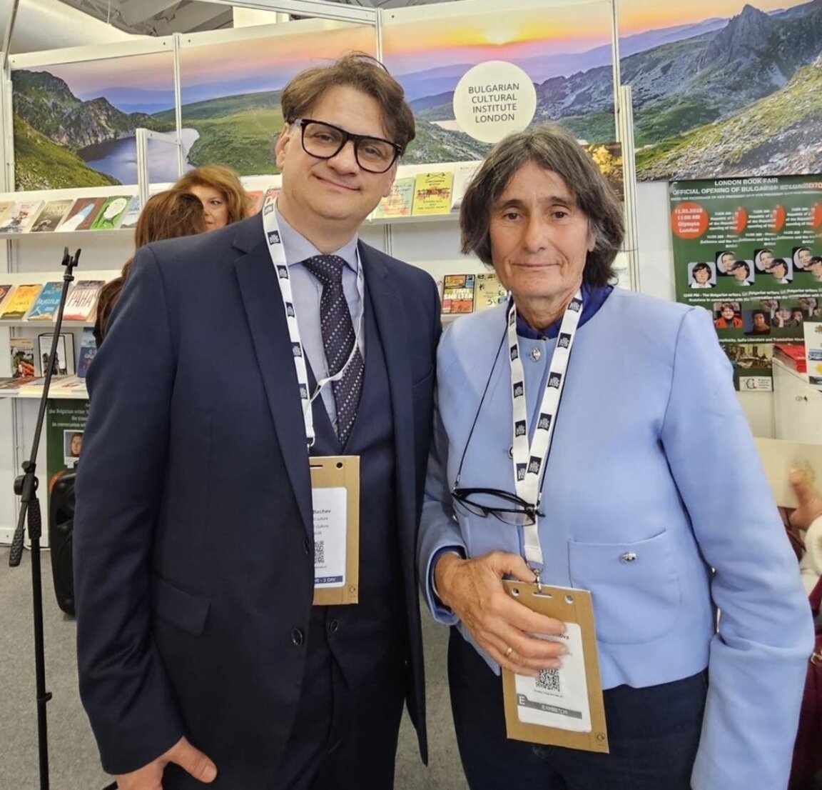 Zdravka Evtimova și Ministrul Culturii Marian Bacev în timpul Târgului de Carte de la Londra