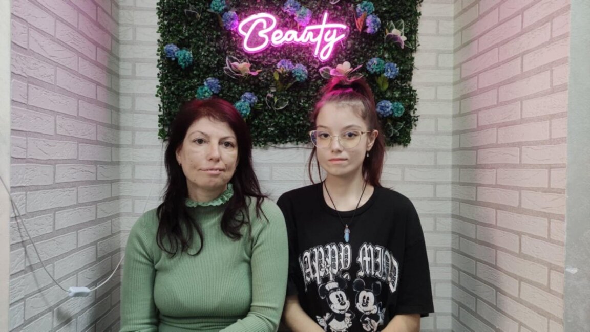 И майката, и дъщерята са с еднакво заболяване - мускулна дистрофия. Фелинда ходи на плуване и това много ѝ помага. Учи в паралелка по природни науки, а съучениците ѝ са съпричастни към нейното заболяване. Мечтае да стане ветеринар.