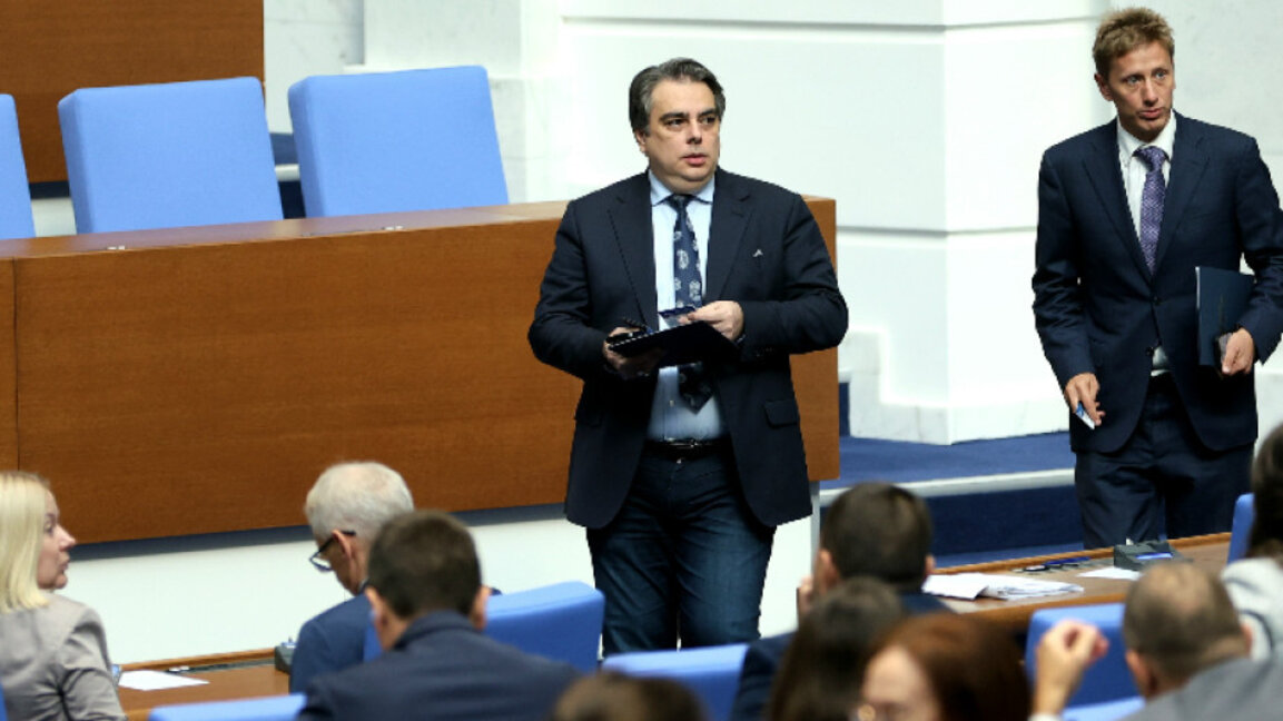 Отново искат оставката на Митов