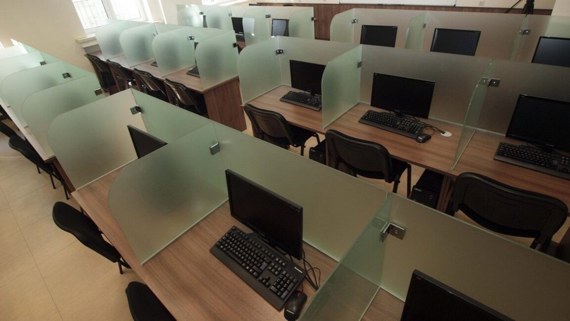 Наши дарители оборудваха компютърни зали в две албански училища с етнически българи 