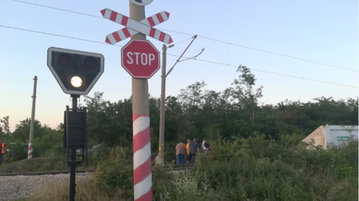 Влак е ударил автомобил на жп прелез в Радомирско