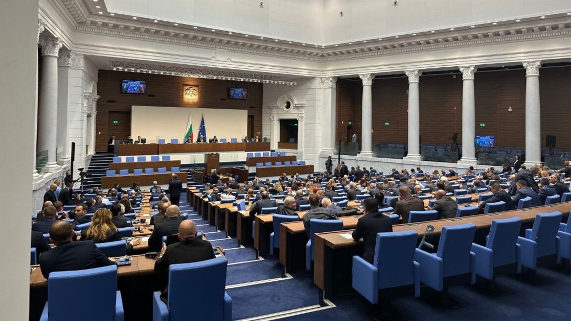 Parlament diskutiert über Misstrauensantrag gegen Kabinett Denkow