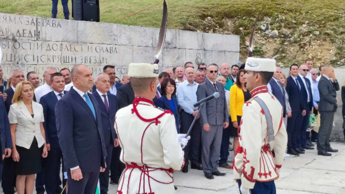 Президентът: Българите очакват отговори каква е ролята на Алексей Петров в стъкмяването на коалицията