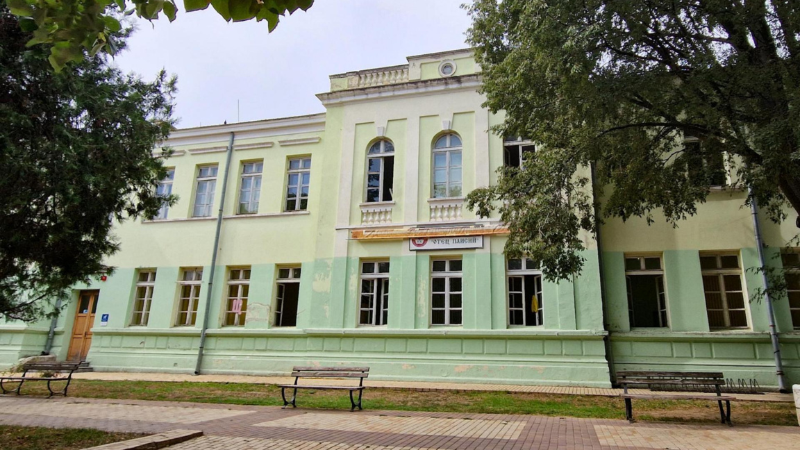 Обновено училище отваря врати...