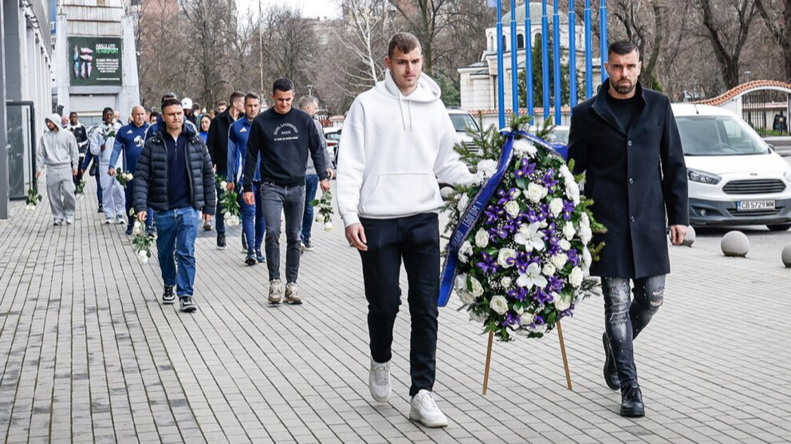 Вратарите Светослав Вуцов (ляво) и Мартин Луков с венеца на поклонението към Борислав Михайлов
