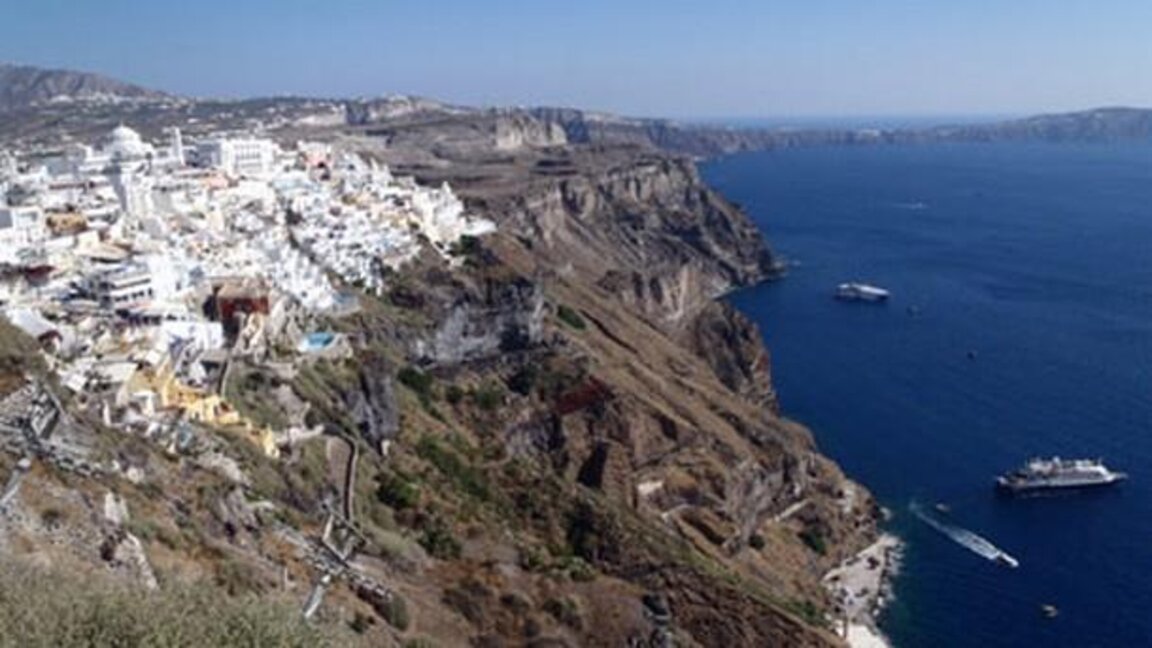 Земетресенията в района на остров Санторини продължават