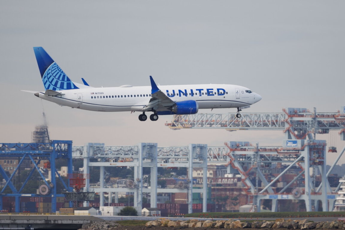 Boeing 737 Max 8 на United Airlines каца на международното летище Бостън Логан, Масачузетс, САЩ, 27 септември 2024 г.