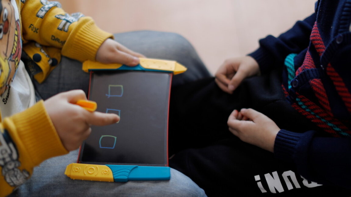 10-годишният Ангел е с аутизъм. "Българската Коледа" подпомага сеансите му при психолог