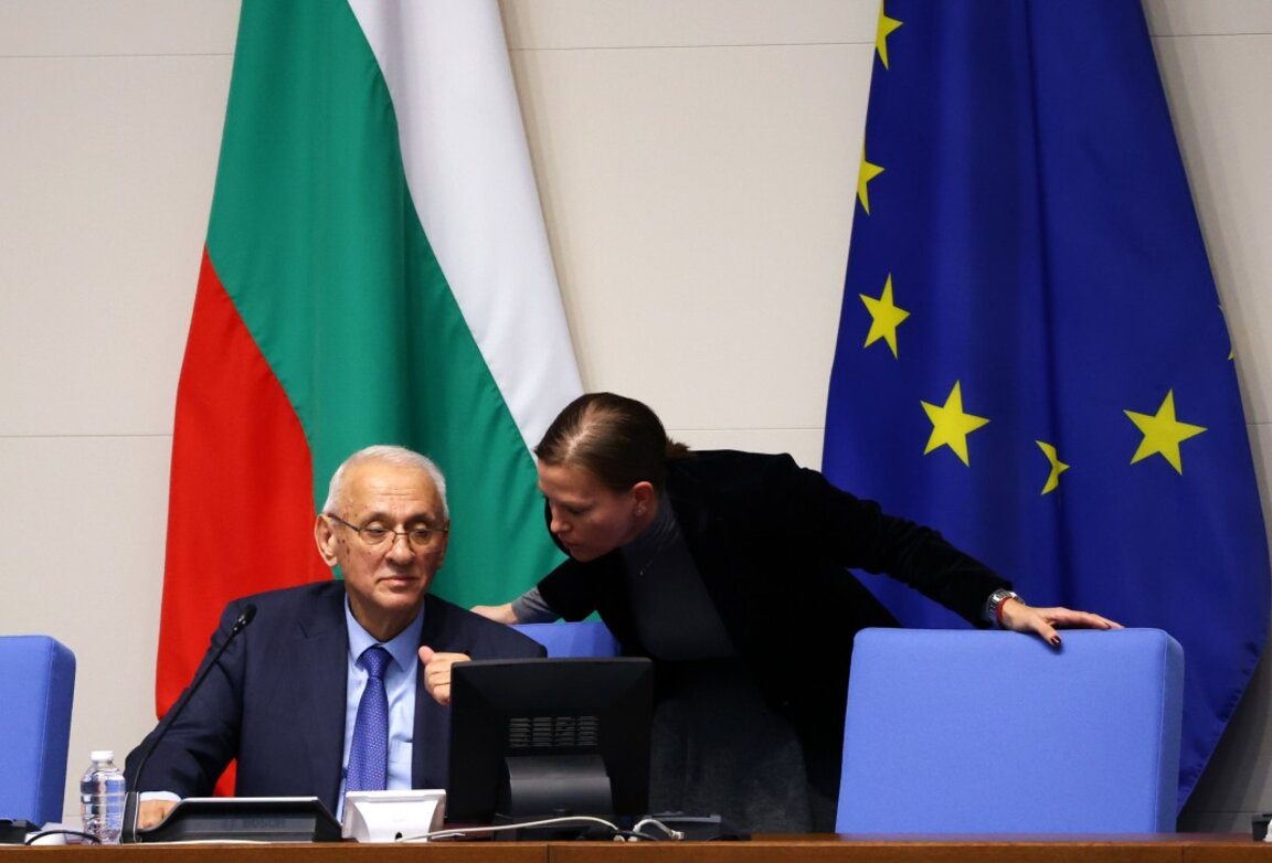 Силви Кирилов на председателското място на парламента - 28 ноември 2024 г.