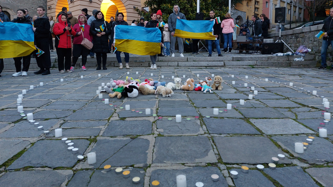 Украинци и пловдивчани се помолиха за мир пред храма "Света Богорица"