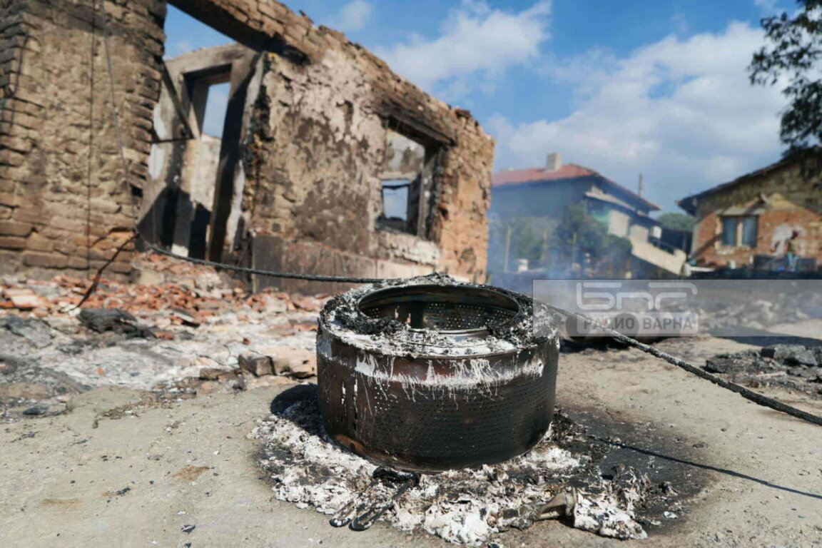 Над 11 постройки са изгорели напълно при пожара в Белослав (СНИМКИ)