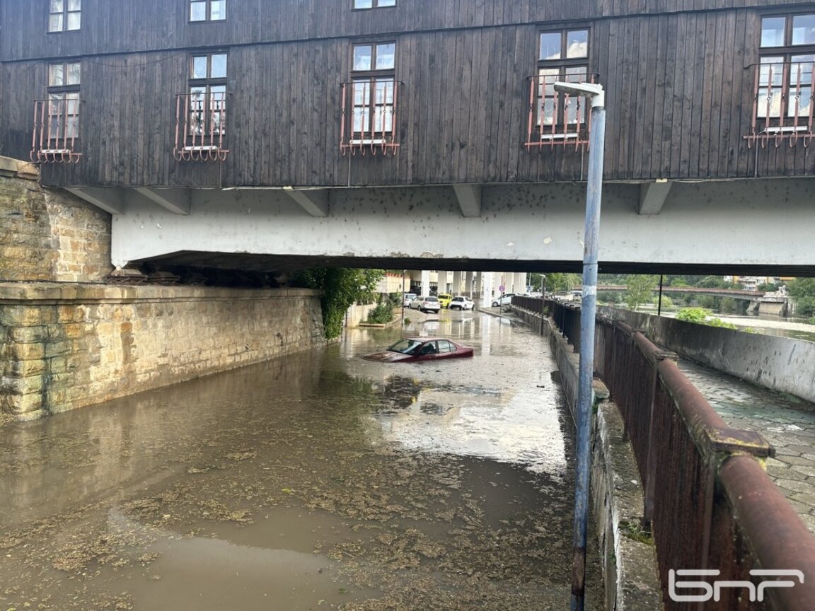 Пороен дъжд и градушка в Ловеч, наводнени са улици, унищожена е реколта
